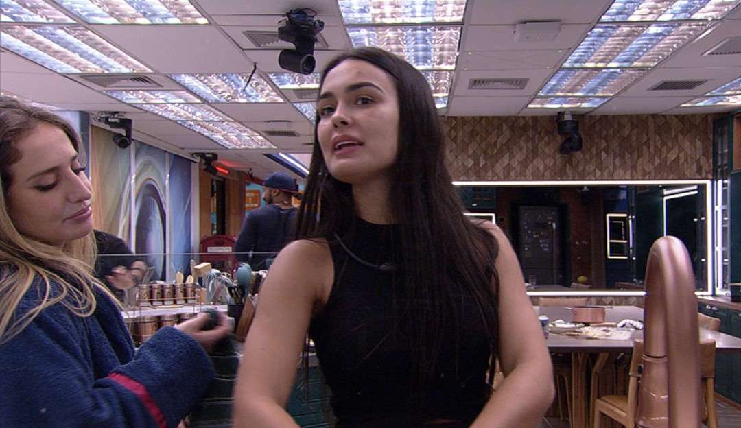 Ricardo provoca Larissa, que pergunta: “Tá falando que sou chifruda?”