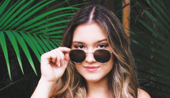 Marina Liberato tem carro rebocado na Flórida e lamenta