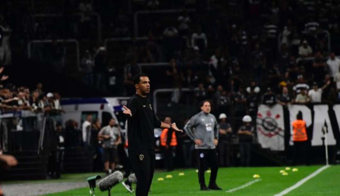 Corinthians perde em casa na Libertadores e aumenta pressão sobre Lázaro