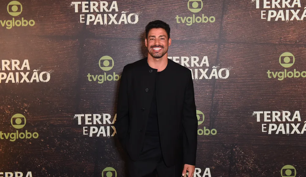 Cauã Reymond evita expor Mariana Goldfarb em coletiva de “Terra e Paixão”