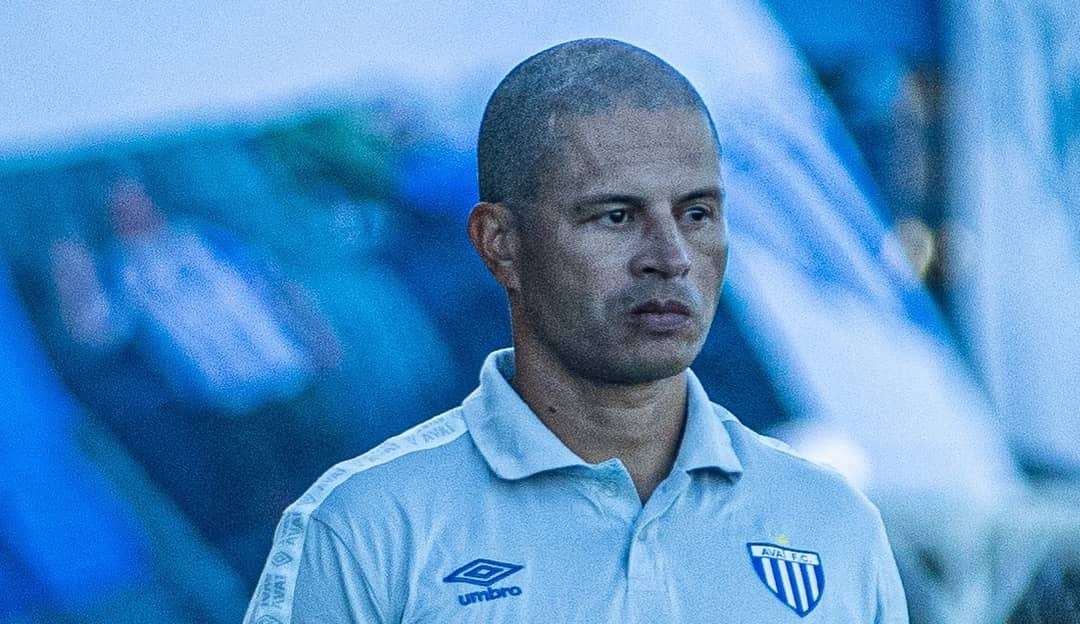 Após novo revés, Alex de Souza é desligado do Avaí