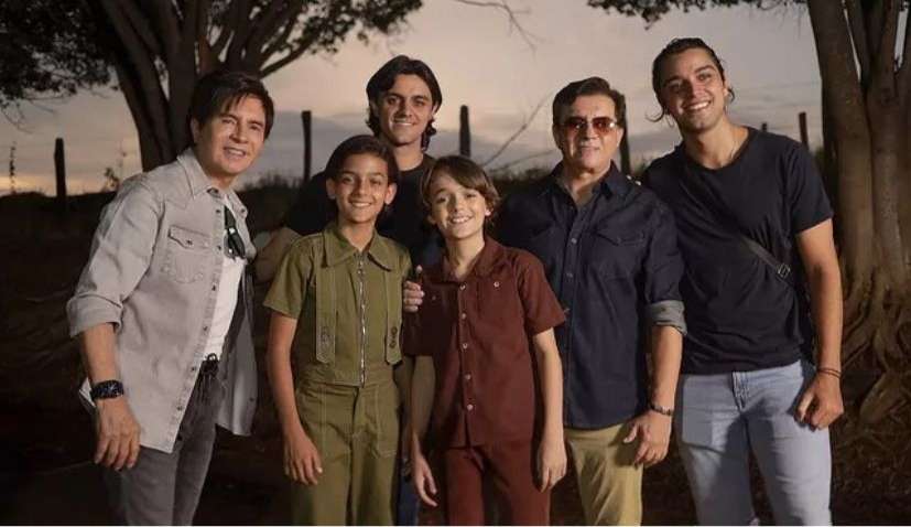 Chitãozinho e Xororó dão opinião sobre série inspirada na dupla