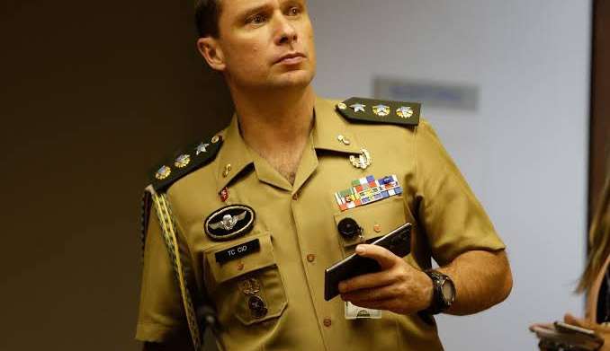 Perícia descobre mensagens e movimentações suspeitas no celular de Mauro Cid