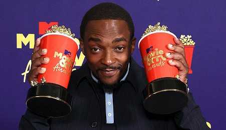 Anthony Mackie tira sarro de Tom Holland em premiação