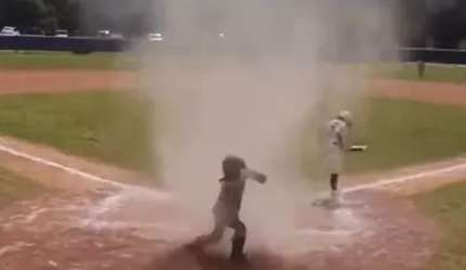Árbitro salva garoto de tornado em jogo beisebol mirim nos EUA
