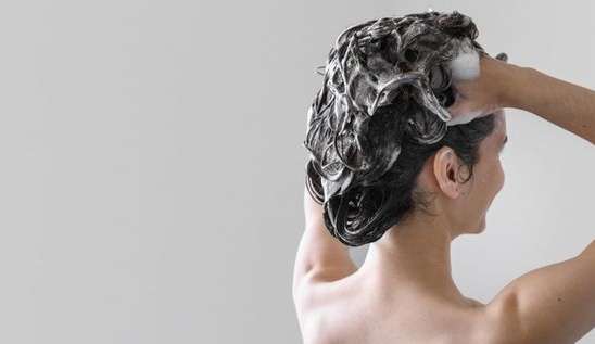 Entenda a técnica de tripla lavagem do cabelo e como testá-la