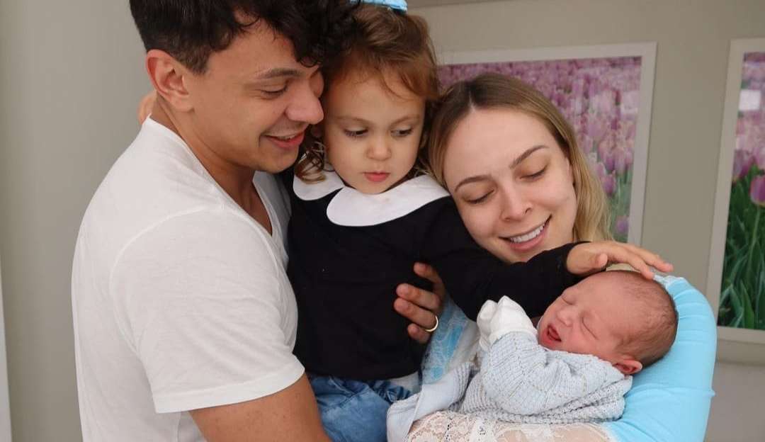 Julio Cocielo e Tata Estaniecki dão as boas-vindas ao pequeno Caio