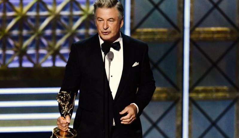Alec Baldwin grita com garçonete durante evento