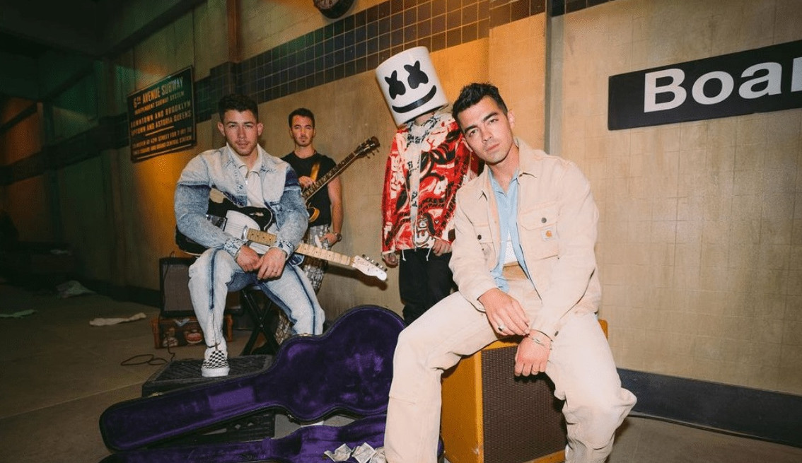 Jonas Brothers lançam “/Leave Before You Love Me”/ em parceria com Marshmello
