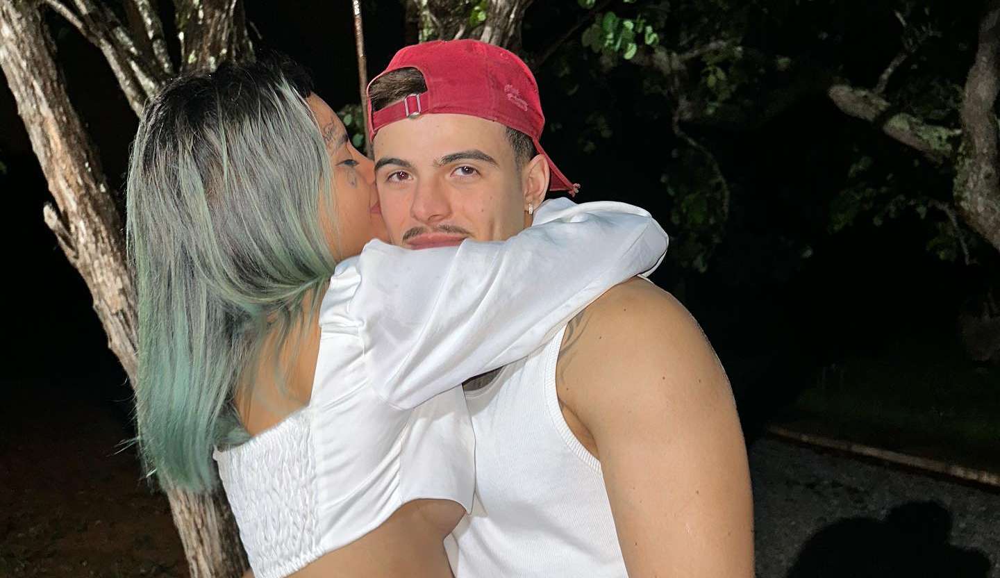 Thomaz Costa publica foto enigmática com Tati Zaqui no Facebook