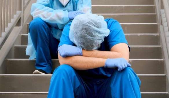 Bem-estar de profissionais torna-se problema de saúde pública