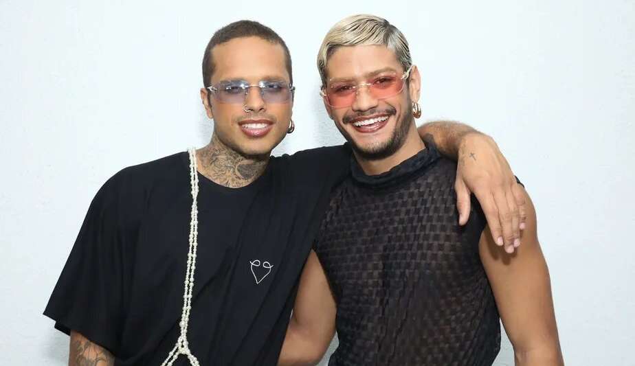 SPFW: Gabriel Santana e Vitão esbanjam diversidade ao usar batom em desfile 