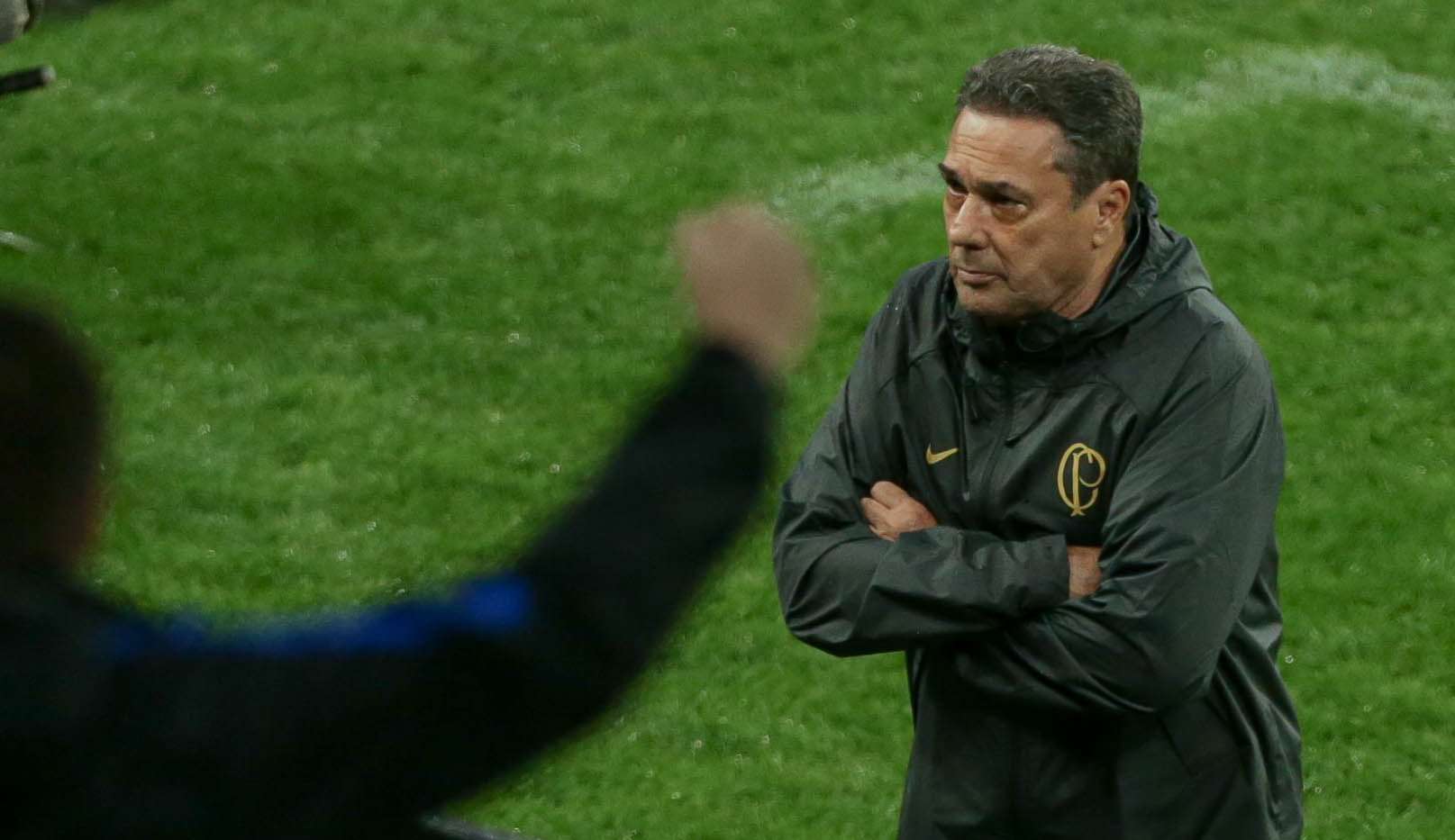 Luxemburgo exalta elenco e pede apoio da torcida após primeira vitória na equipe