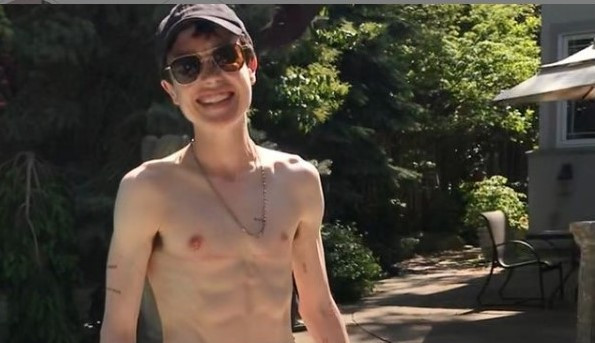 Elliot Page surpreende ao aparecer sem blusa após cirurgia