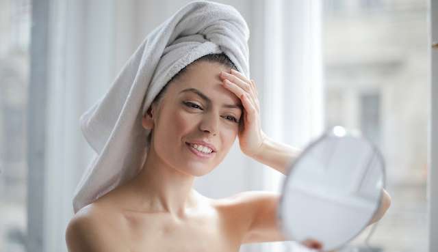 A rotina para recuperar o viço da pele no inverno