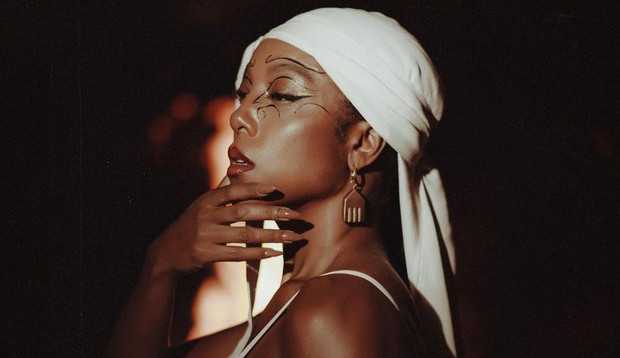 Negra Li lançou novo single “/Comando”/ e disse que pretende produzir um livro ou um filme