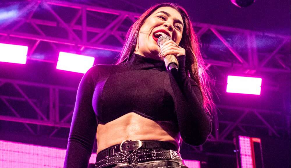 Naiara Azevedo fica irritada após público subir no palco sem permissão: ‘irresponsabilidade’