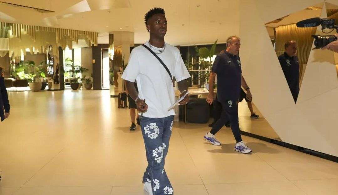 Seleção brasileira recebe mais 13 jogadores e só vai ficar completa na quarta-feira na Espanha