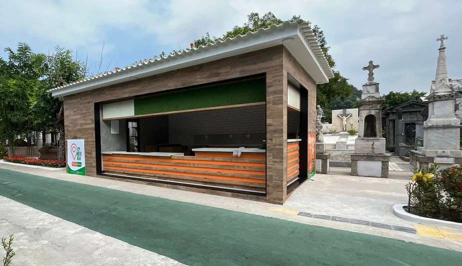 Lanchonete é construída em cemitério e Eduardo Paes ordena demolição