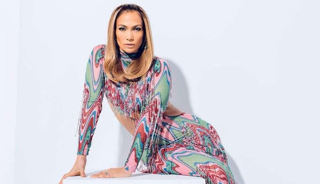Jennifer Lopez veste grife brasileira Patbo para lançar nova coleção de sapatos