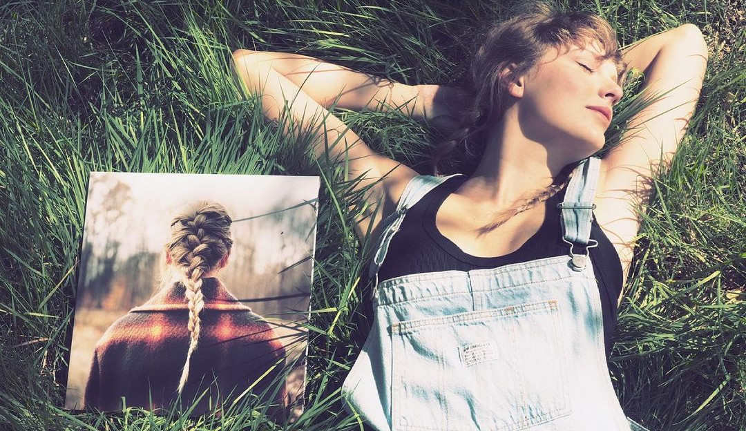 “Evermore” de Taylor Swift quebra o recorde na era digital com a maior semana de vendas de álbuns de vinil