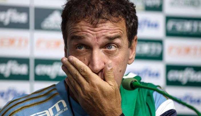 Torcida Athleticana protesta contra suposta negociação com o treinador Cuca