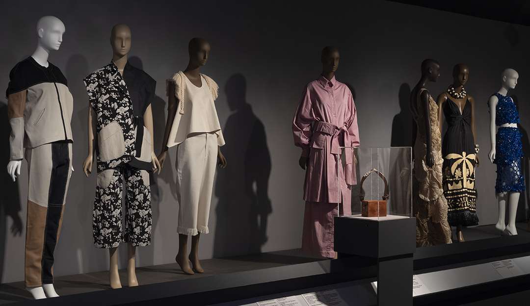 Mostra de moda latino-americana exibe peças de Carolina Herrera, Oscar de La Renta e Osklen