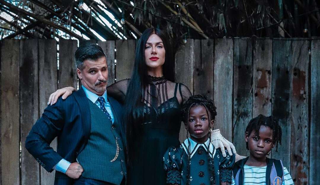 Giovana Ewbank e Bruno Gagliasso comemoram o aniversário de sua filha com tematica de Wandinha