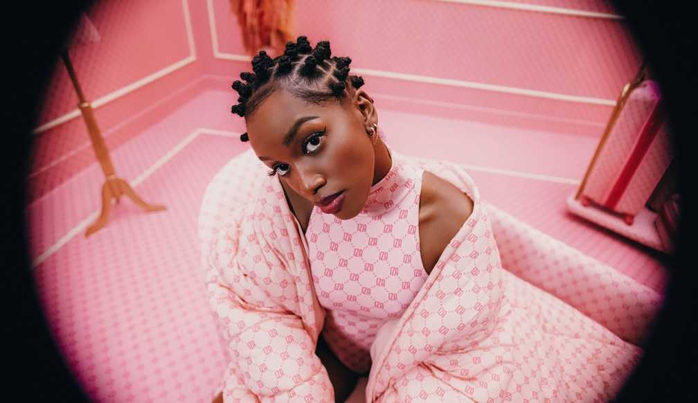 Iza exalta raízes em “/Gueto”/: “/Uma menina preta retinta da Zona Norte”/