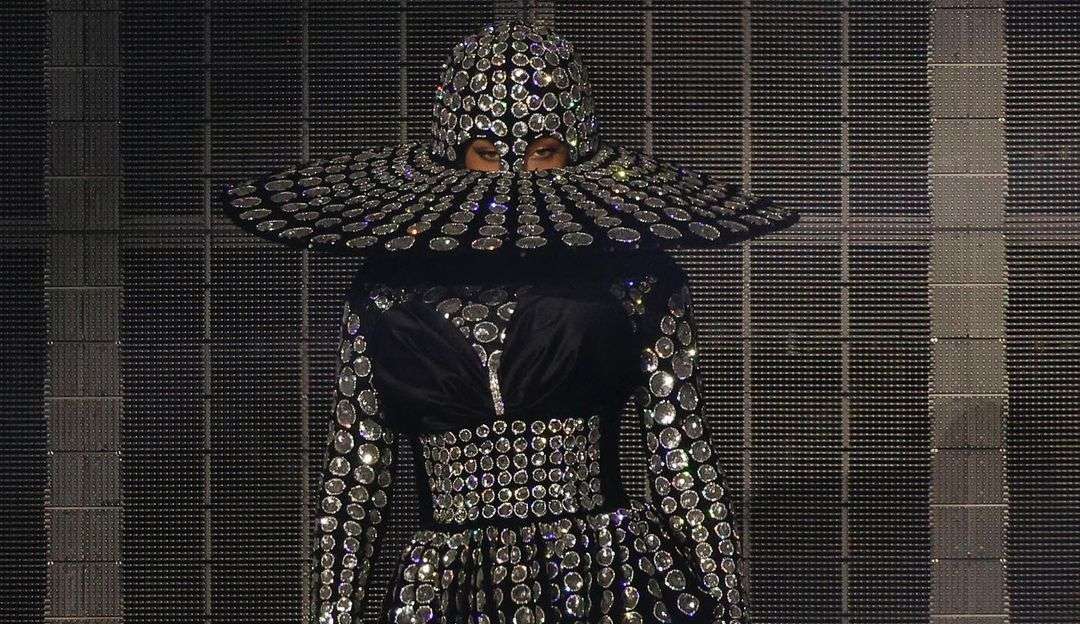 Beyoncé adere a chapéu-máscara em look incrível na Renaissance World Tour