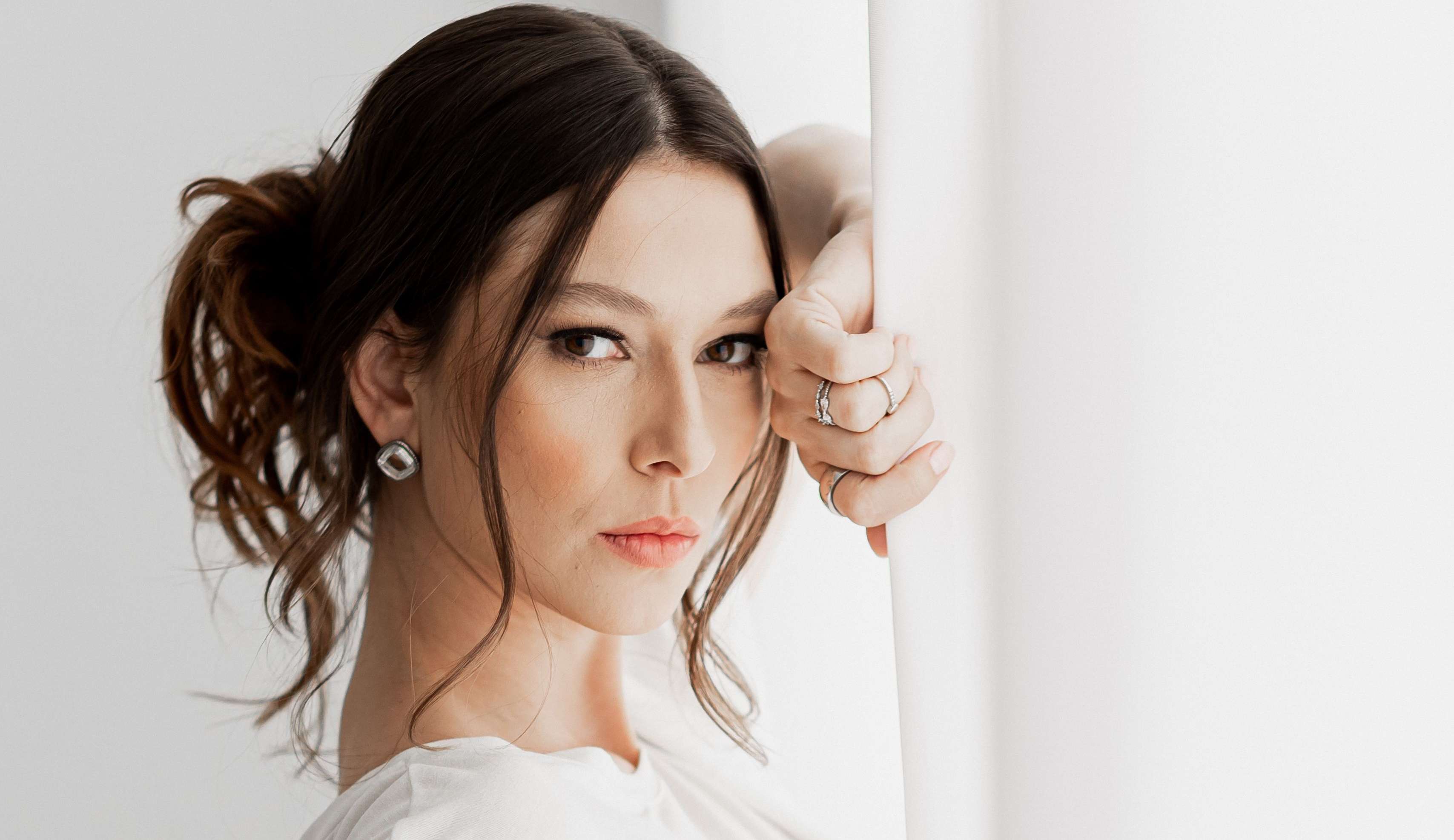 Exclusivo: Day Mesquita fala sobre representatividade da mulher grávida no audiovisual, retomada da carreira e vegetarianismo