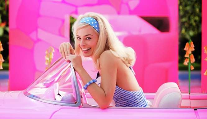 Margot Robbie abraça a tendência “Barbie Core” como estratégia de divulgação do live-action de Barbie