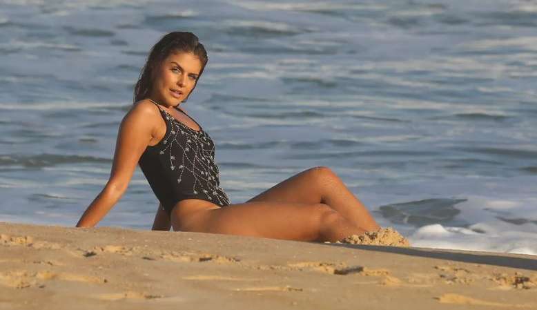 Paloma Bernardi posa para ensaio fotográfico em praia do Rio de Janeiro