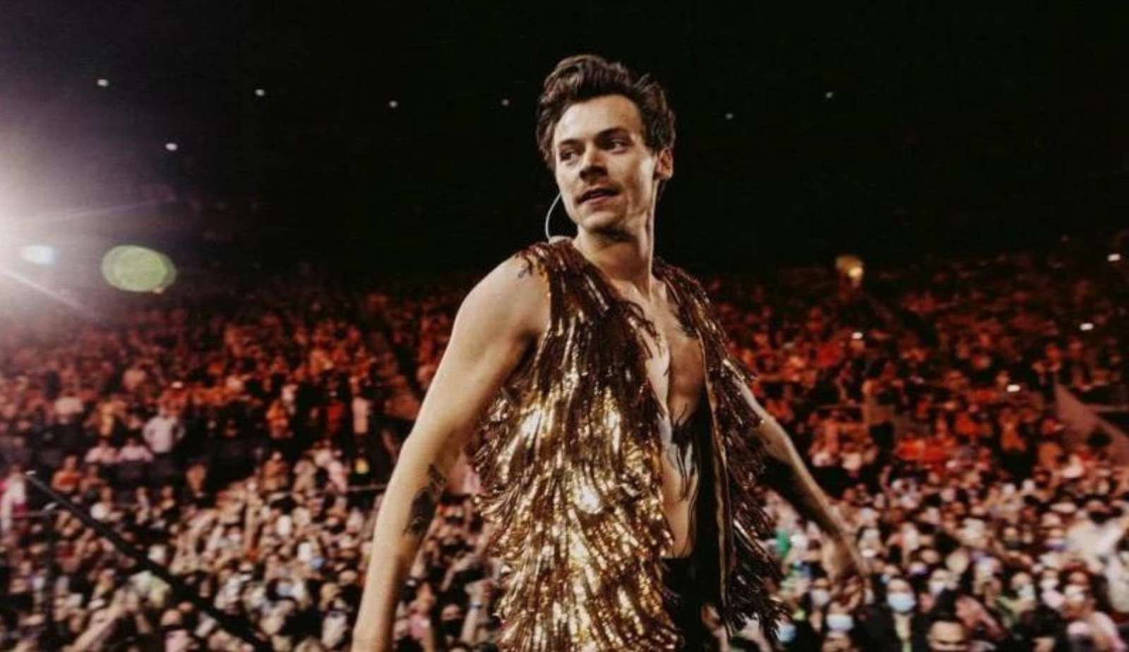 Ataques no palco: Harry Styles é atingido por objeto arremessado por fã durante show