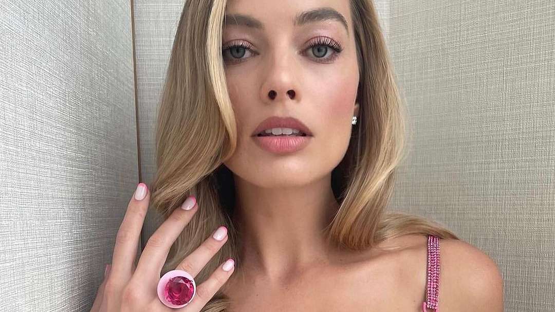 Onda do barbiecore chega às unhas com cores vibrantes e decorações divertidas