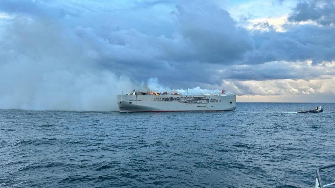 Navio cargueiro pega fogo em costa da Holanda