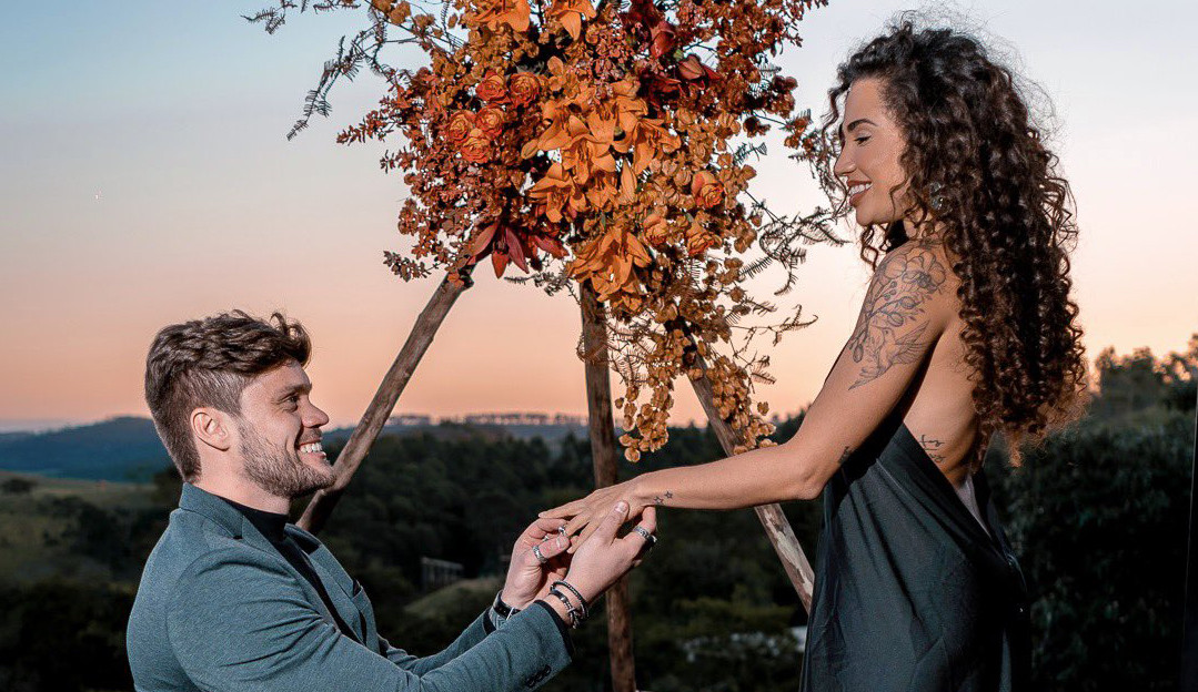 Breno Simões e Paula Amorim anunciam noivado; confira
