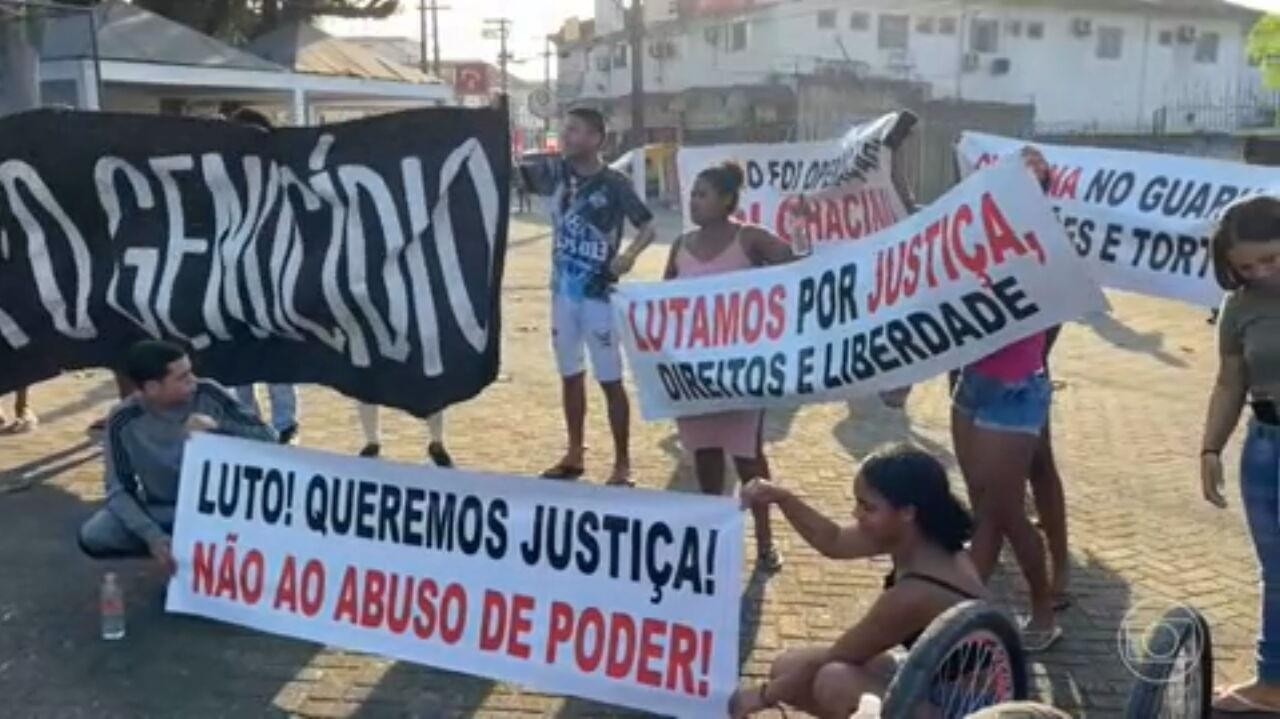 Moradores protestam contra operação policial em Santos