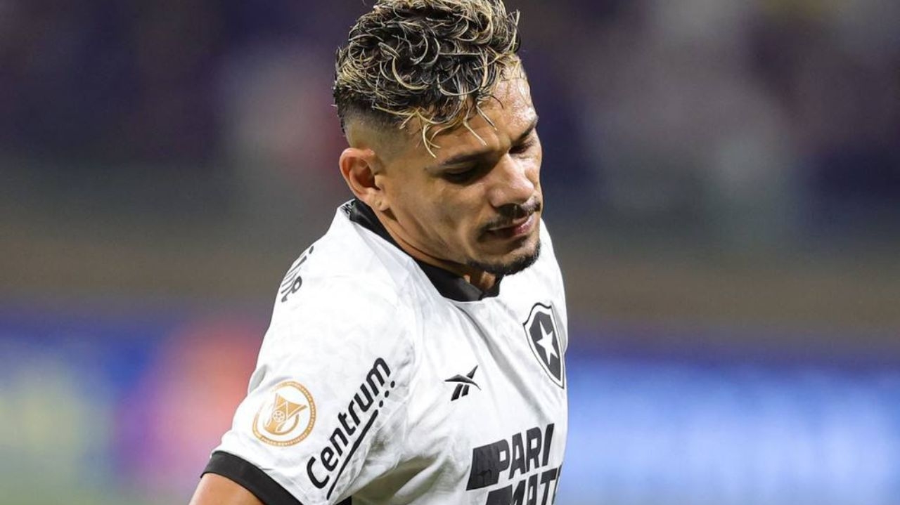 Tiquinho Soares não viaja com Botafogo e ficará no Rio para tratar lesão