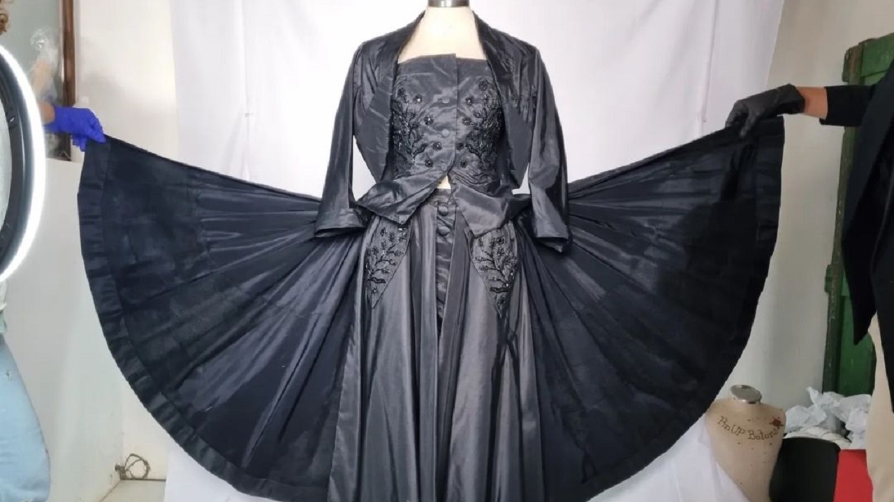 Moda pós-guerra de Dior é achada em camarim abandonado de dama do teatro brasileiro