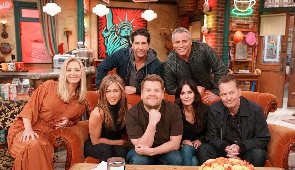 Elenco de Friends canta música de abertura da série com James Corden