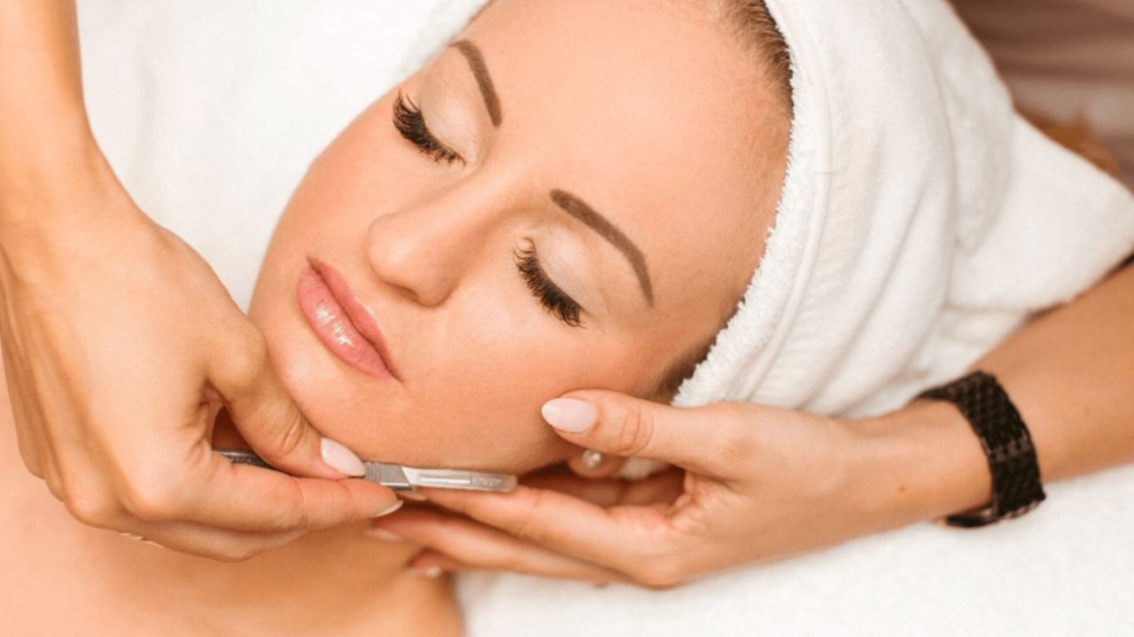 Dermaplaning: entenda como funciona a nova técnica viral