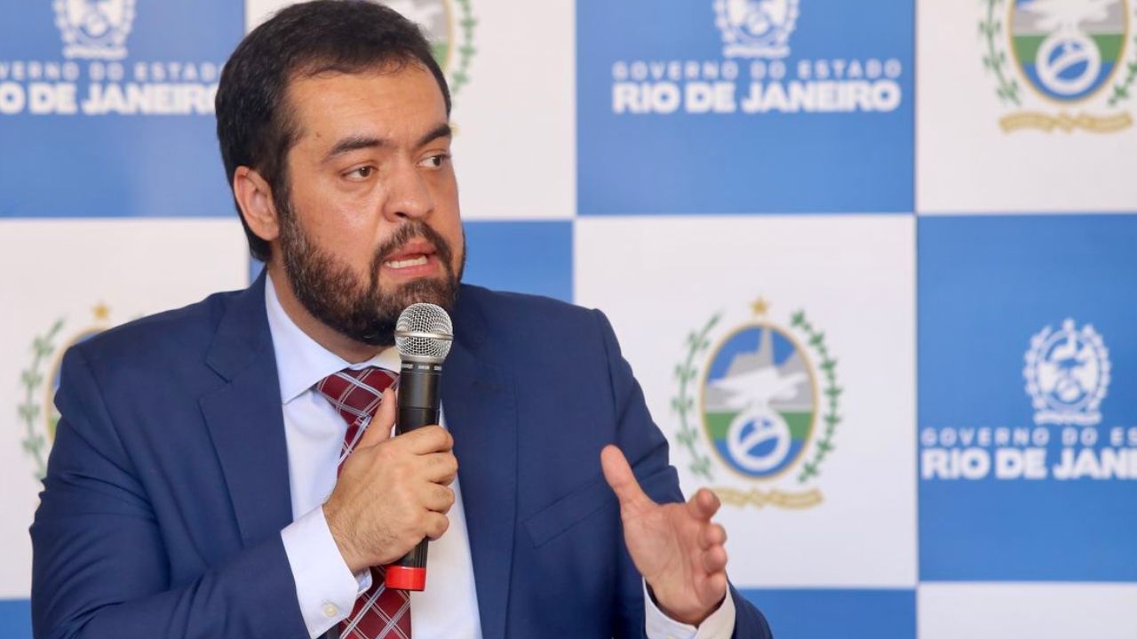 Cláudio Castro anuncia início da construção de muros na Linha Vermelha