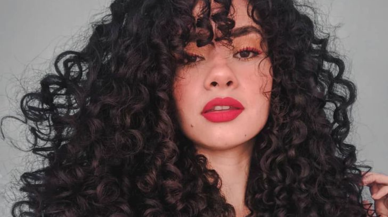 Frizz no cabelo: amigo ou inimigo?