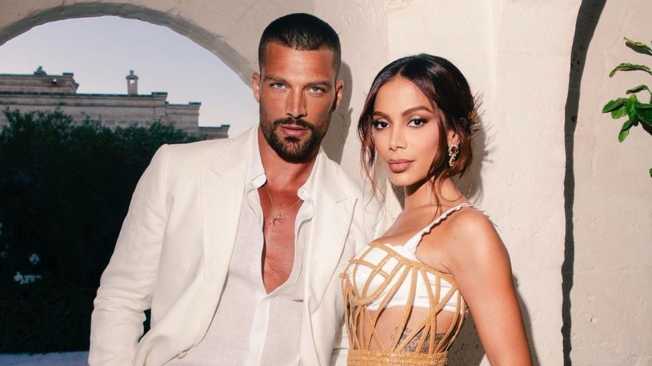 Anitta fala sobre seu relacionamento com Simone Susinna e deixa Luciano Huck intrigado