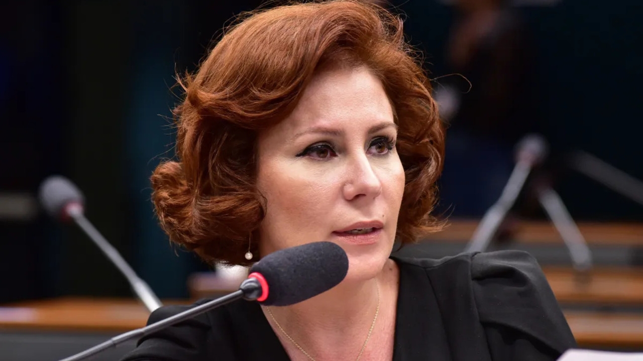 Carla Zambelli recebe alta após cinco dias de internação em Brasília