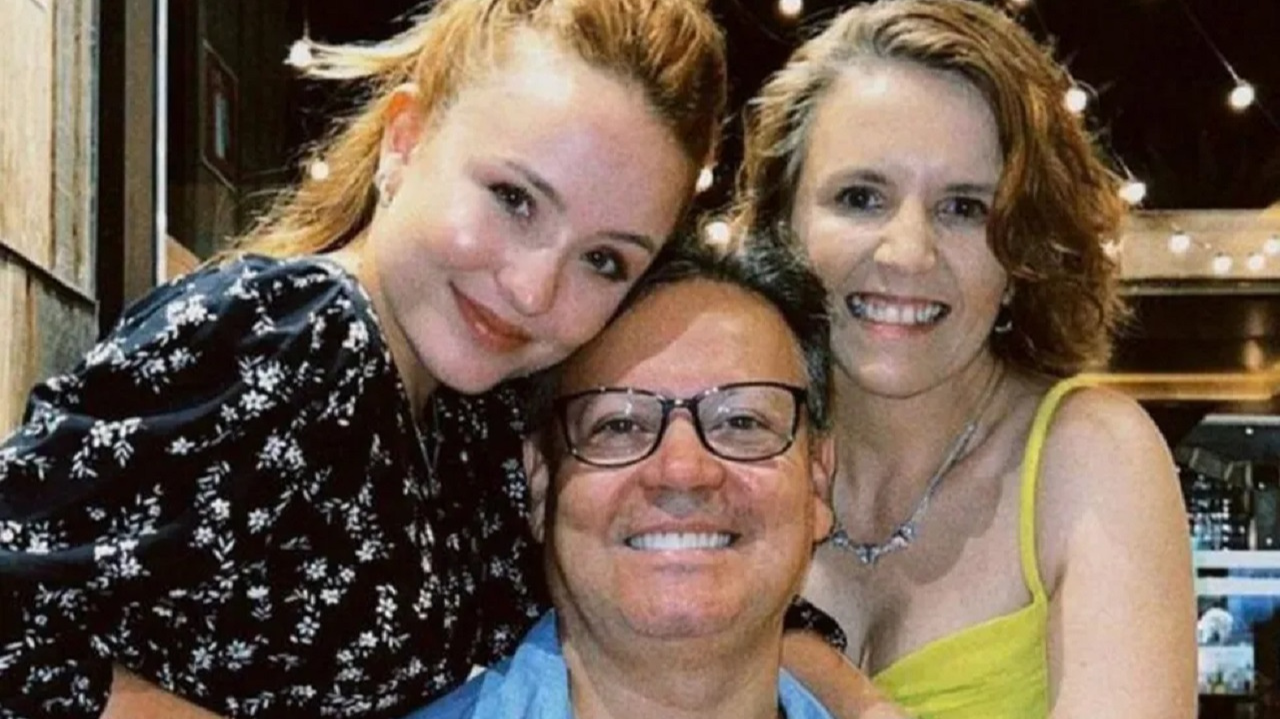 Após polêmica, amigos e familiares apagam fotos com os pais de Larissa Manoela