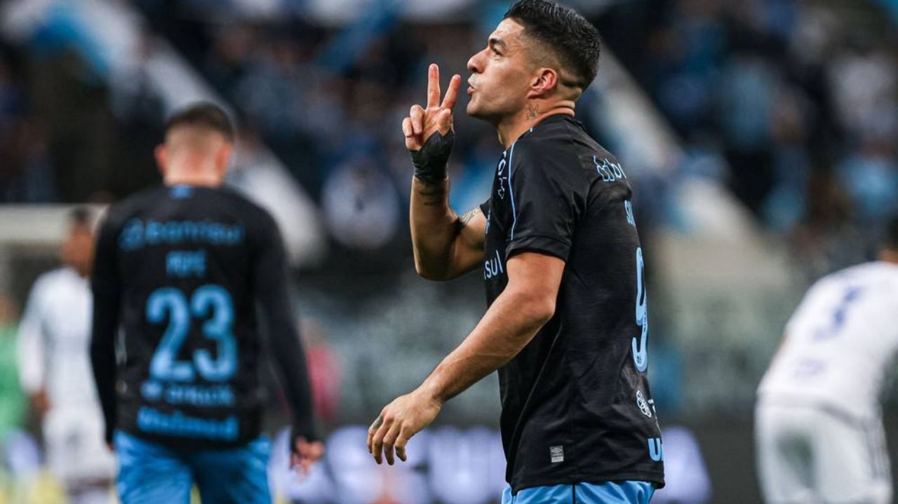 Luis Suárez encerra jejum de oito jogos sem marcar gols pelo Grêmio