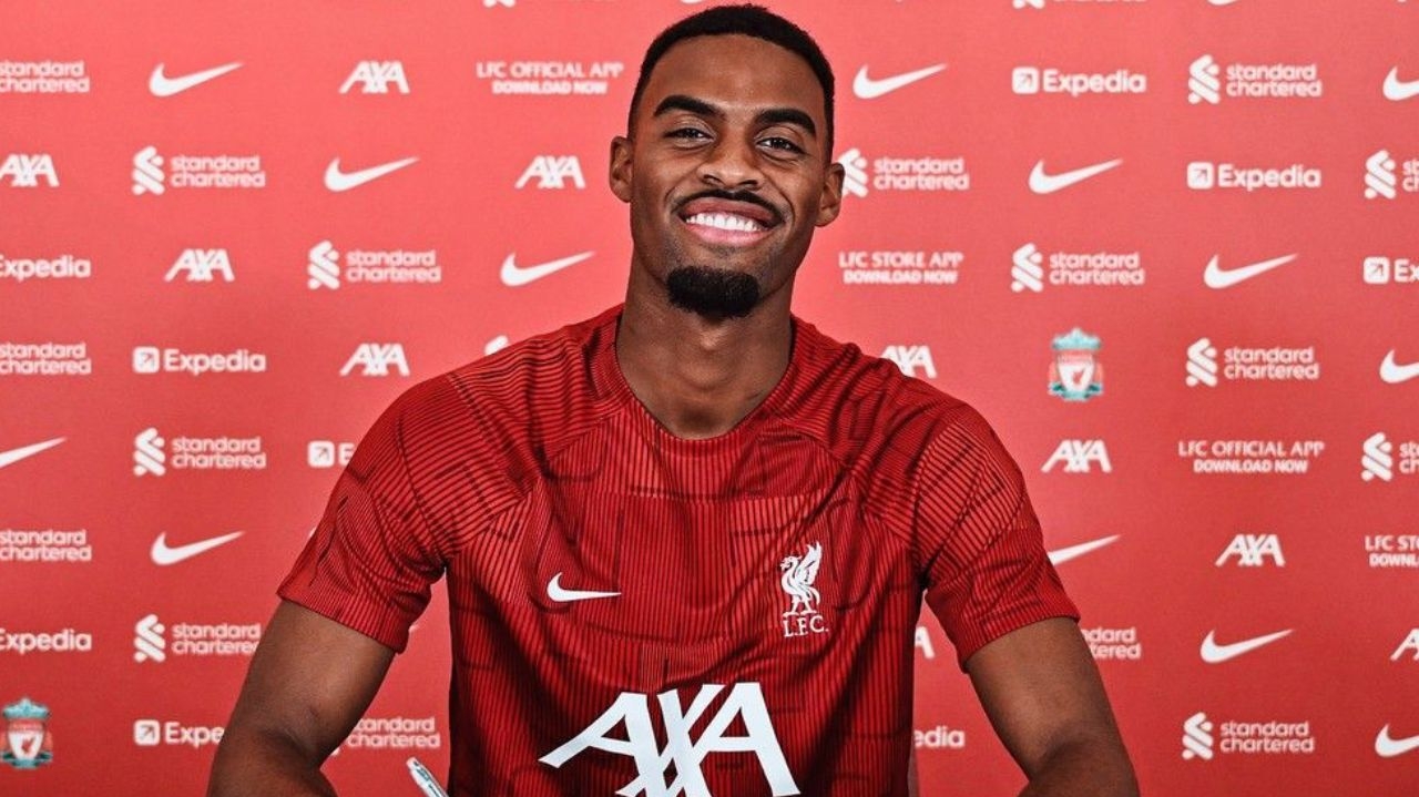 Liverpool fecha a contratação do meia Ryan Gravenberch