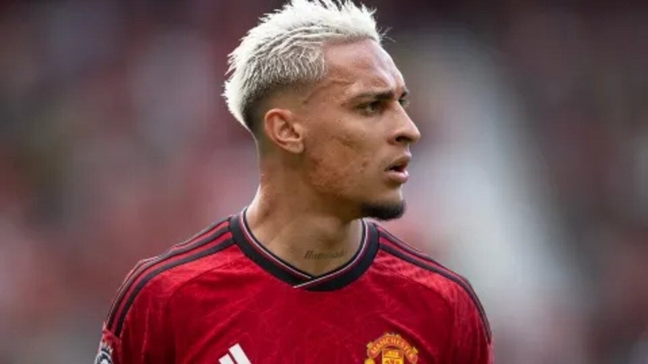 Manchester United afasta Antony por tempo indeterminado após acusações de agressão